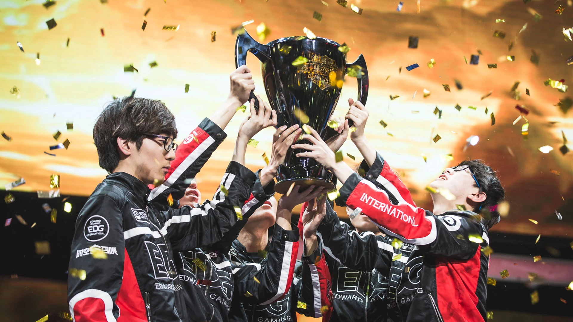 JackeyLove卡莎S15赛季首秀五杀，TES团战完美制胜关键局-DB电竞(官网)